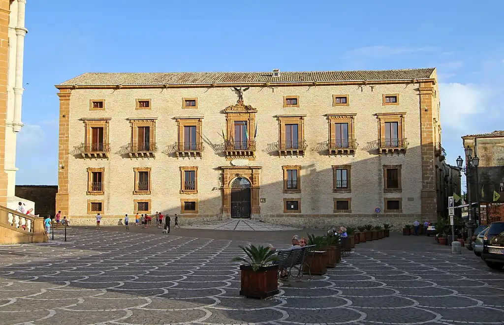 Piazza_Armerina,_Palazzo_Trigona_della_Floresta_e_di_San_Cono._Museo_della_città_e_del_territorio Palazzo Trigona della Floresta e di San Cono.
