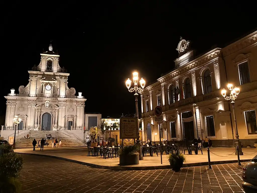 Palazzolo Acreide, cosa vedere: Piazza del Popolo di sera.